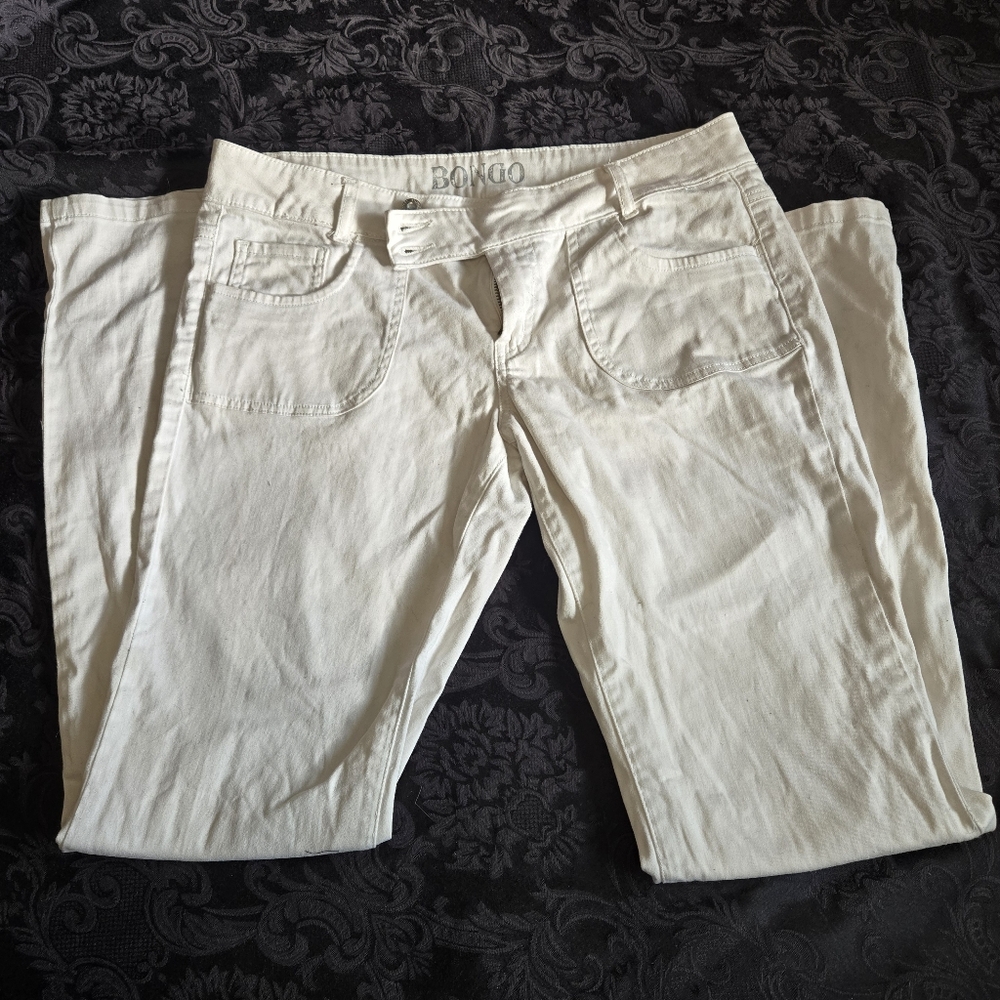 Size 13 low rise Vintage Off-White Bongo jeans flare leg with off center button